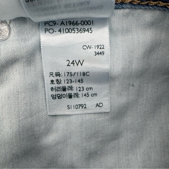 Levi’s plus sized high waisted Mom jeans shorts color is indigo - Picture 8 of 8